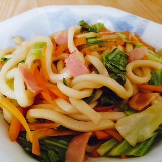 キャベツと人参とベーコンの焼きうどん